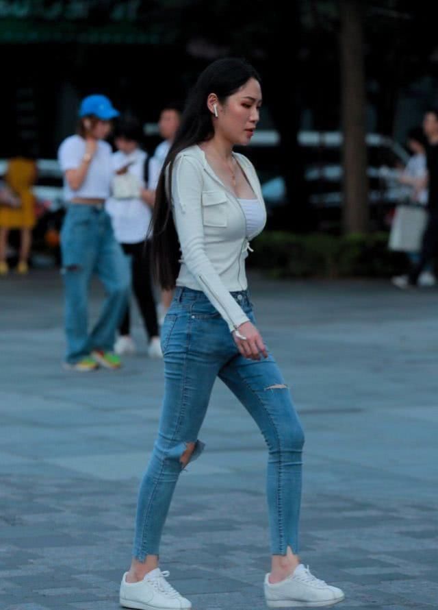年轻有活力的牛仔裤，简洁大方很有气质，让你展现美丽