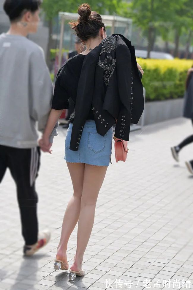 牛仔裤 街拍美女:追求优雅干练的美,选择牛仔短裙就能帮你轻松实现