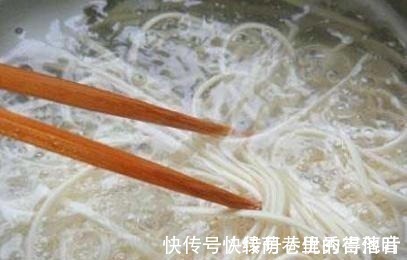煮面条,水开下锅是大错!大厨透露技巧,面条劲道不起坨,超好吃!