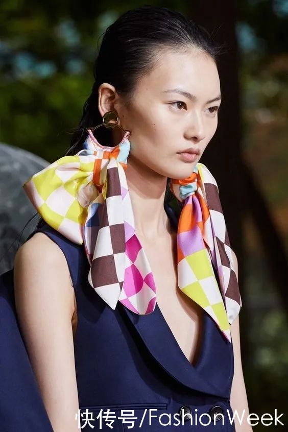 一条丝巾让你从头到尾都很时尚，真的有那么神奇吗？