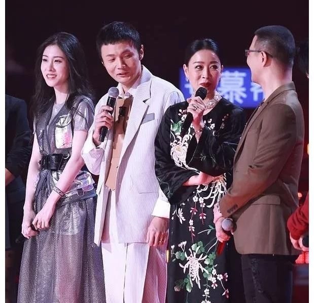 《好聲音》那英退出，內(nèi)定冠軍傳言不攻自破！新一任導(dǎo)師大有來頭