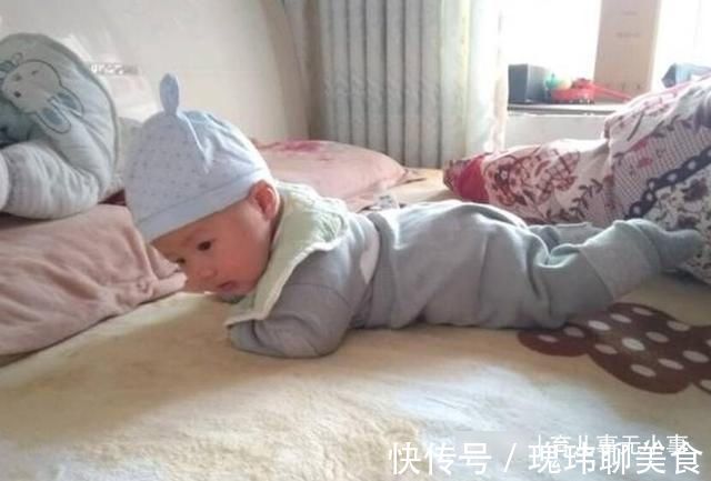 反射性|翻身是发育里的宝宝大动作,到这个月龄如果还不会,父母要重视了