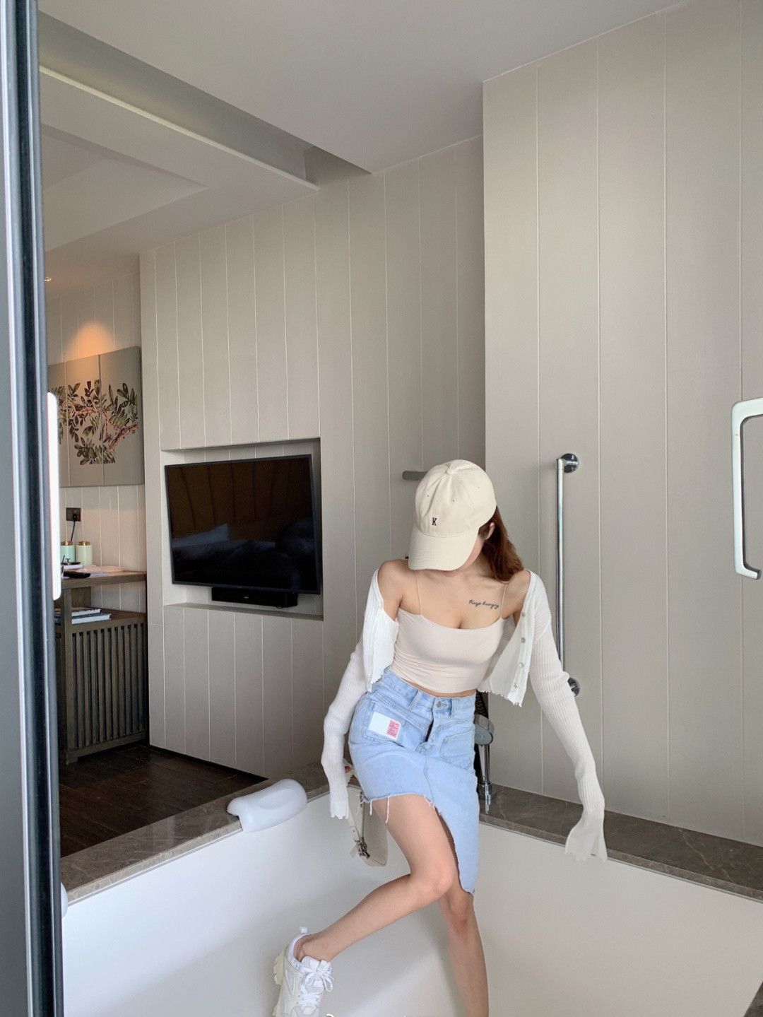 小姐姐|元气十足的小姐姐, 一件V领白衬衣配黑色百褶裙, 元气满满