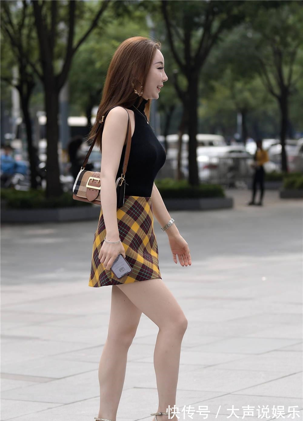 筒裙 黄黑色格子短裙,搭配高领无袖衬衫,细跟凉鞋更显瘦!