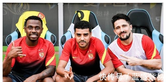 国足|国足就剩这点优点了!吴曦给武磊出难题,后者自黑化解尴尬!