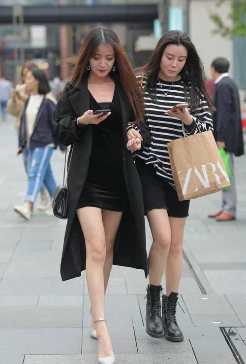 风衣 丝绒连衣裙搭配风衣，简约时尚特别美，时尚感满满！