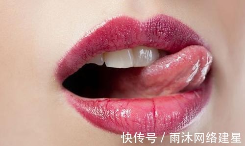 真相|女性舔嘴在心理学上代表什么?心理学家告诉你真相