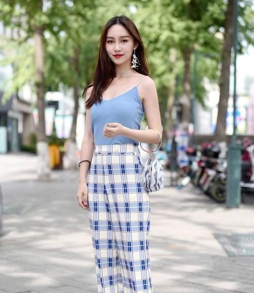 简洁舒适的裤装气质感十足，让你拥有最棒的街头时尚风