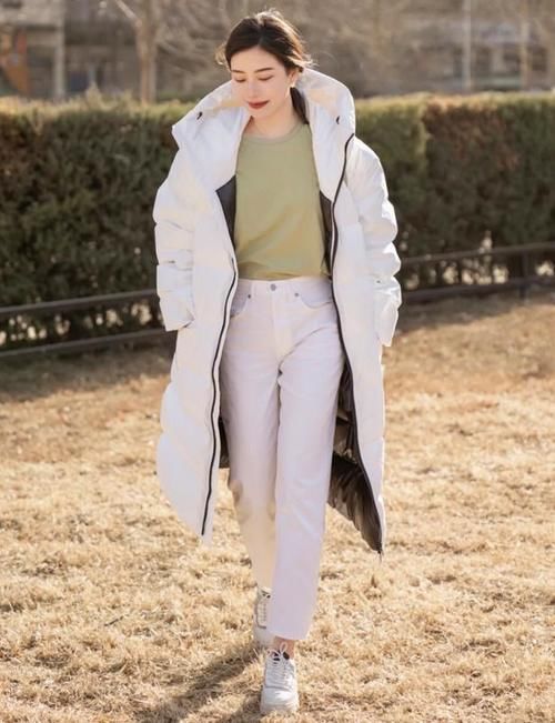 这个冬天，白色羽绒服才是最流行的，学会这样来搭，温暖还显瘦