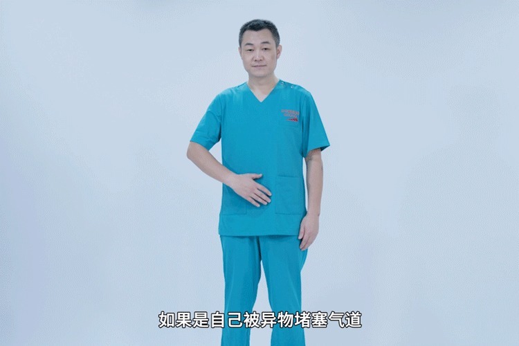 上场|小孩吃糖被卡住,众人拍打后背无果,爸爸上场一分钟化险为夷