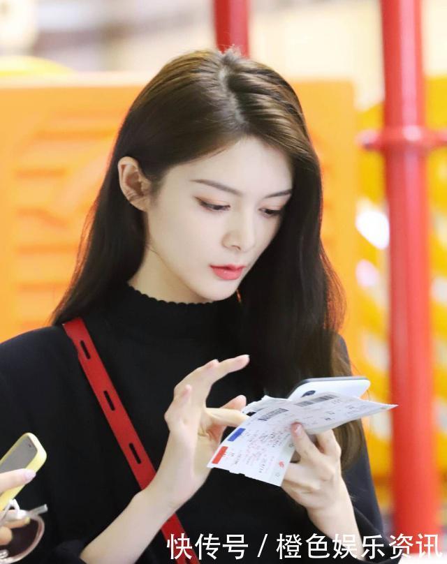 面膜|傅菁现身酒店,边走路边敷面膜,是精致女孩没错