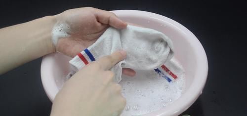 袜子|夏天穿过的袜子又脏又臭？教你一招，不仅干净还没臭味，太实用了
