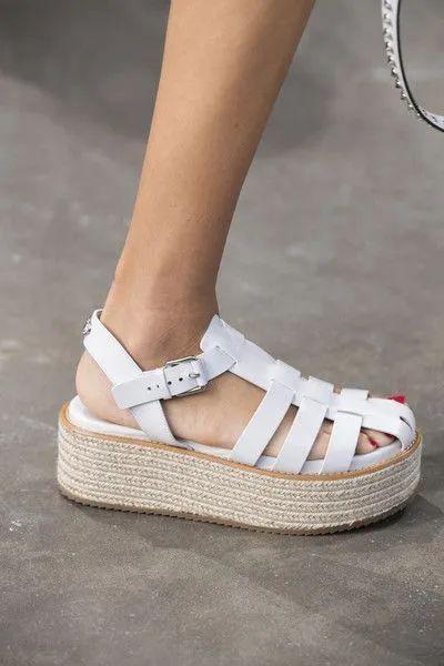 草编包 完爆小白鞋!这双神仙凉鞋跪求你买,巨显腿长