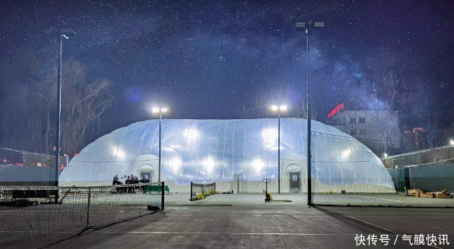 国内首个全透明气膜体育馆落成,一个可以看星星的球馆!