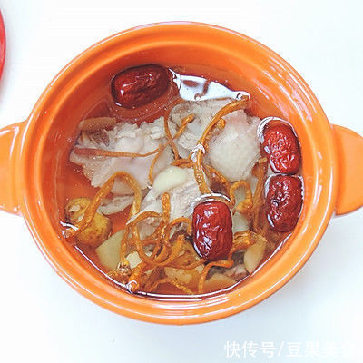 这道虫草栗子鸡腿炖汤发到朋友圈，留言全说被馋哭