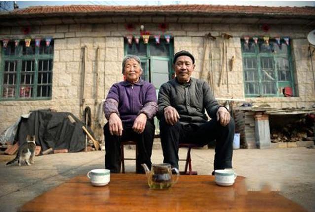 孩子|22岁姐姐拒养2岁弟弟败诉,父母赢了法输了情,网友养不起别生