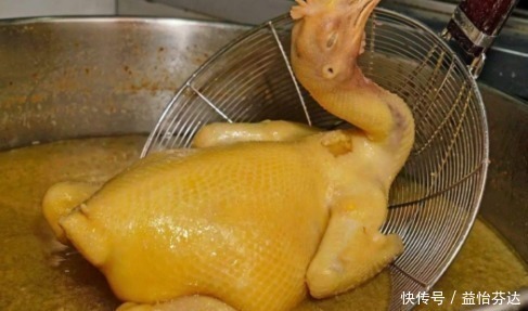 粤菜|白切鸡，不只是放姜葱，少了它，鸡皮根本不会变黄