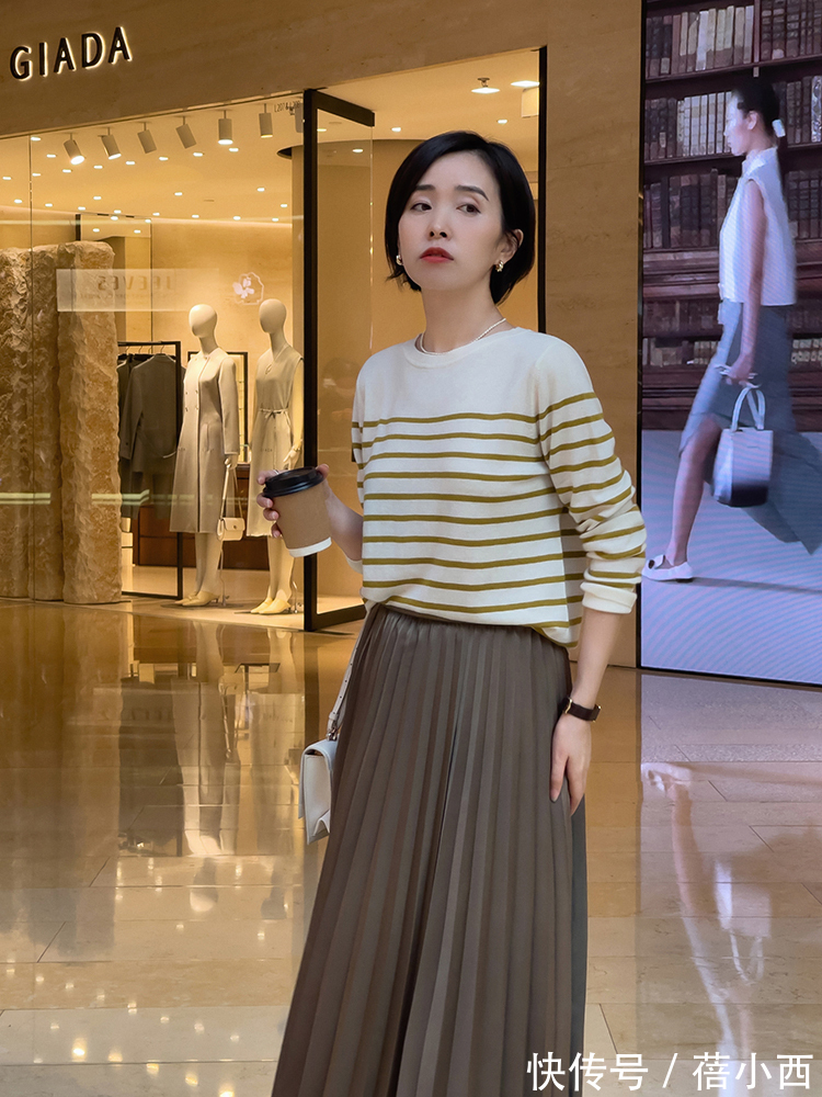 博主 春天穿“百褶裙”最优雅!建议多搭配针织衫,西装外套时髦又高级
