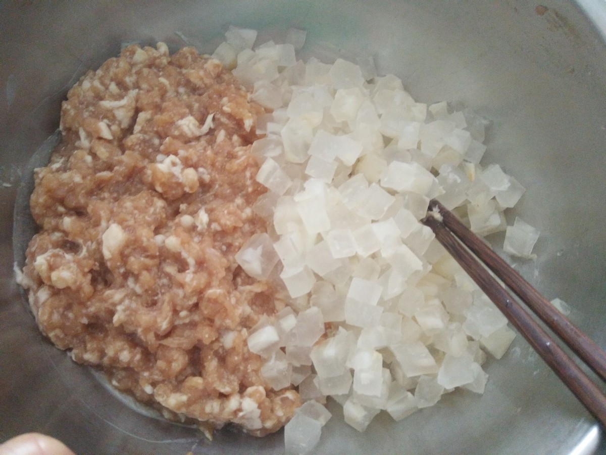 会流汤的灌汤小笼包，皮薄多汁味道棒，很简单一看就会