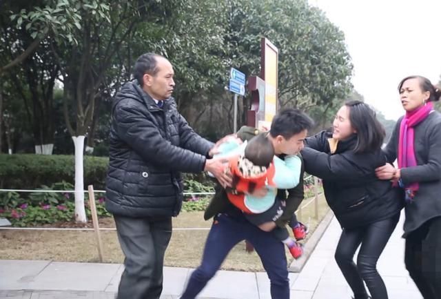 金脚链|女儿第一天上幼儿园,“金脚链”就不翼而飞,宝妈怒找老师反被打脸