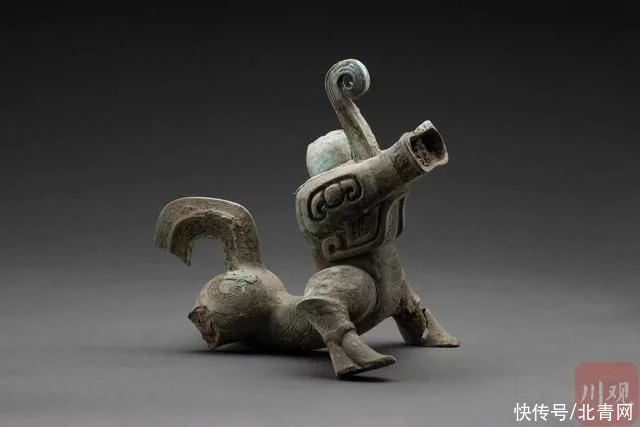 三星堆文物版机器狗将亮相 网友：又一“穿越”文物