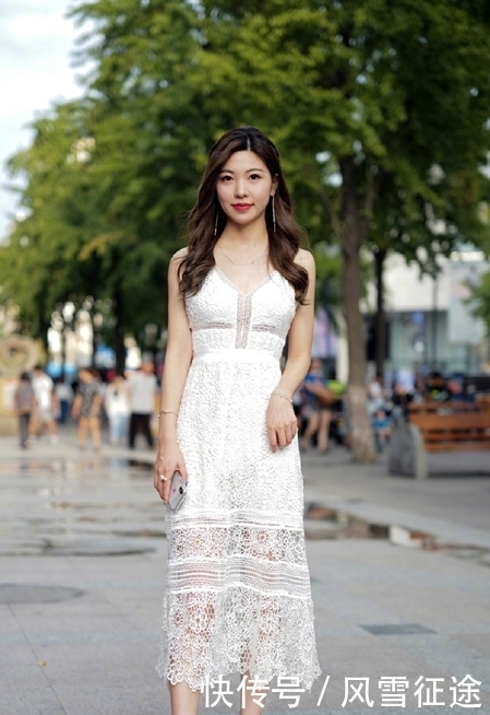 成熟|美女街拍:眉如弯月成熟很美的小姐姐,穿着尽显女人味!