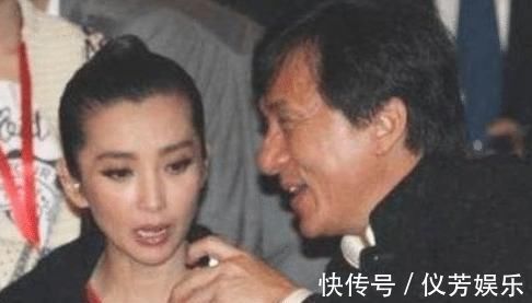 陈情令$王一博后台补妆,边喝水边看手机,得知看的内容,才懂他的深情