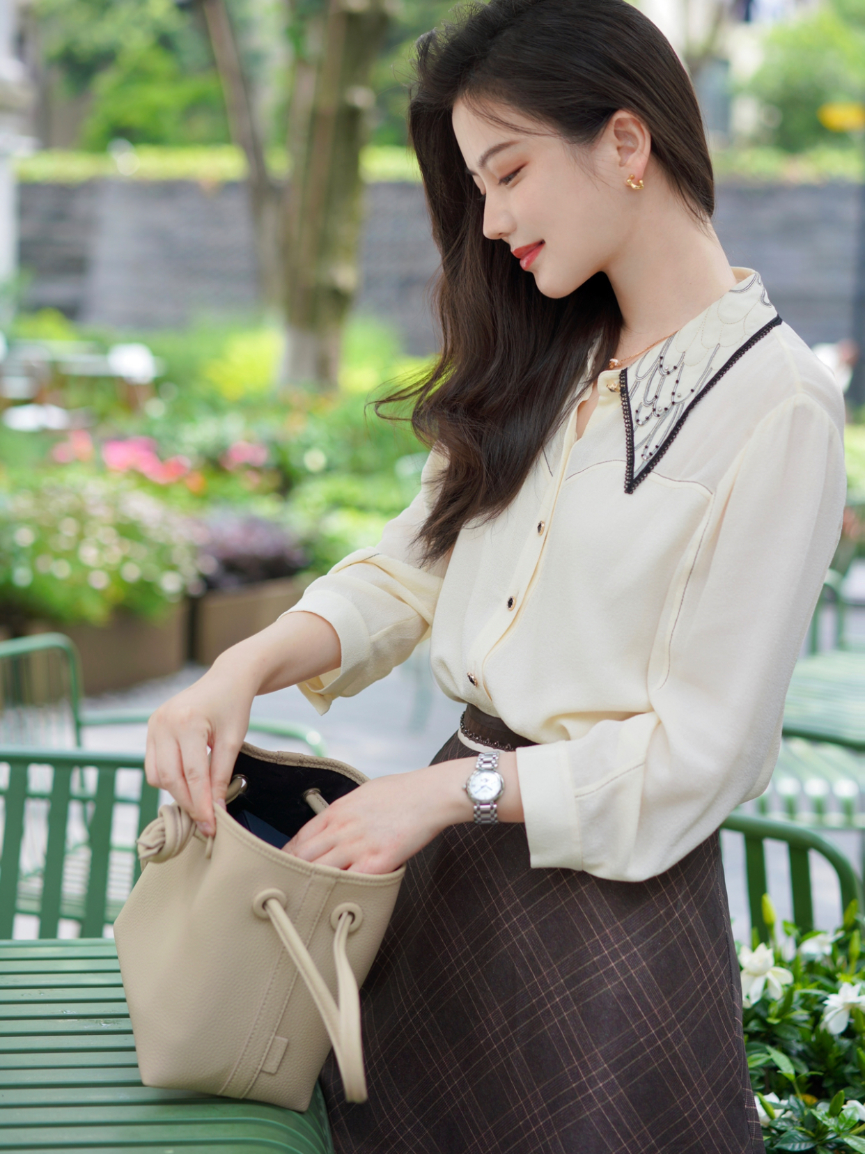 搭配|夏季,女神博主这样穿很高级,衬衫搭配半身裙简约利落,清爽减龄