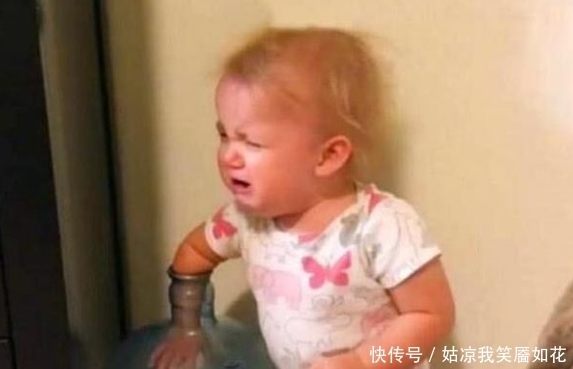 声音|这位宝宝不一般!手被卡在水桶中,父亲赶来帮助时,却笑出了声音
