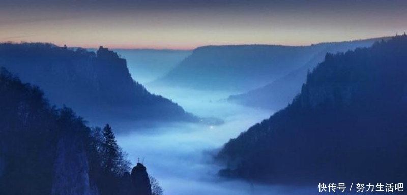 读了这么久的唐诗,现在才知道《静夜思》并不是原作,被后人改过