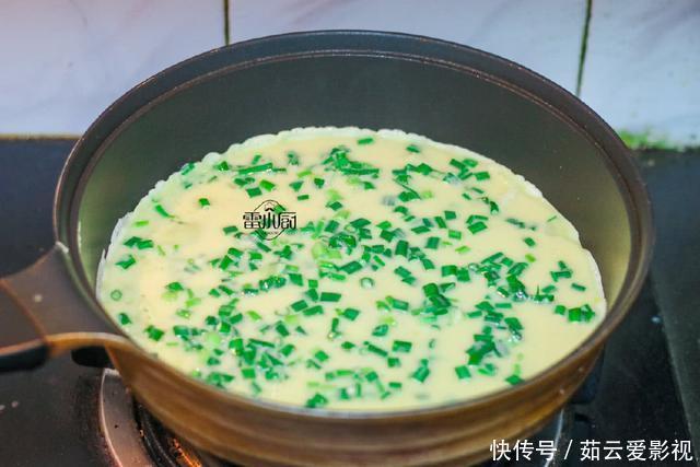 少量|儿子最爱吃的早餐饼,不用揉面,不用整形,2块钱就能吃饱!