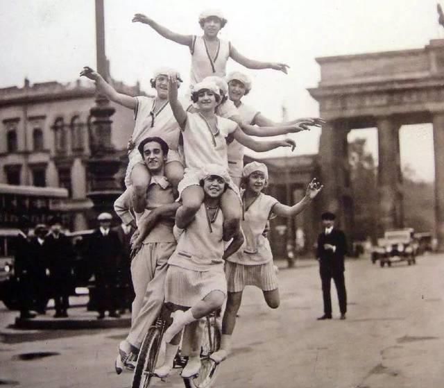 踩高跷|珍贵的老照片:女子踩高跷打沙滩排球,男子用钱当壁纸