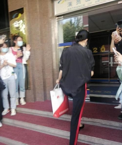 身材高挑|被周涛的气质惊艳了,绿色衬衫搭配低马尾,52岁依然是少女范