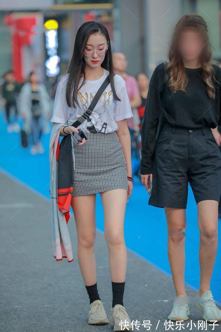 短袖 白色的短袖衫清新又显气质,高挑美丽又显清新