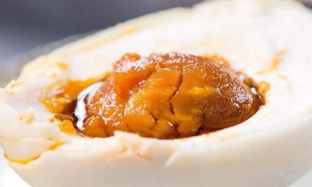 腌咸鸭蛋，要想鸭蛋出油这一步很关键，一定不能少，方法很简单