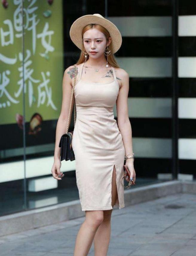  街拍：小姐姐身穿粉色套装，肩挎红色包包，靓丽又大气