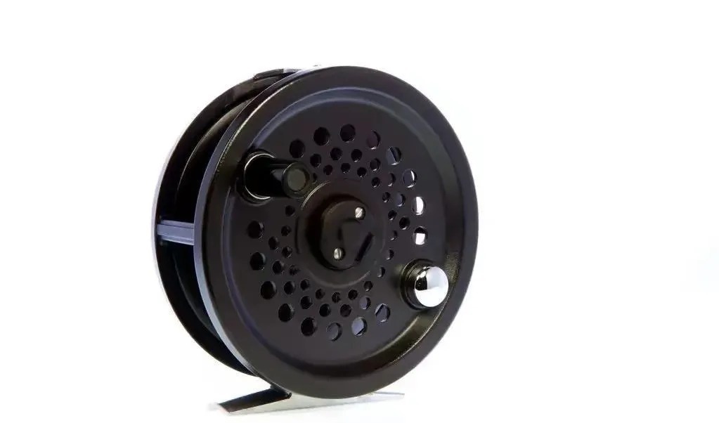 冬天使用这种钓鱼方法,既轻松又简单,只要竿稍一动鱼就上岸