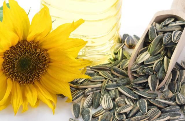 胃部有疾不能吃葵花籽？医生建议：除了葵花籽，应少吃这2种食物
