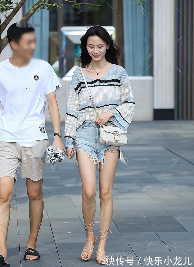 穿搭 喇叭袖针织衫搭配上宽松的牛仔短裤,慵懒又时尚,特别凸显身材