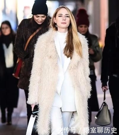 大衣下面搭|真心赶时髦的女人,大衣里面少穿“卫衣”,落伍!看潮人搭配好美