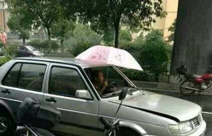 |搞笑图片幽默段子笑话哈哈,汽车前面的玻璃破了,得自己打伞