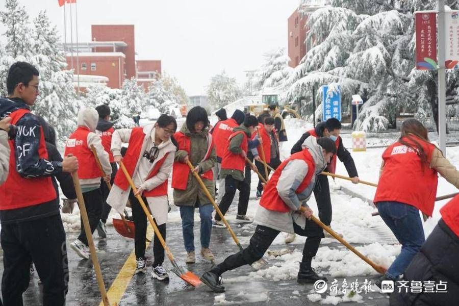 大雪|大雪虽美也让出行变难，扫雪除冰！山大师生两小时清出安全通道