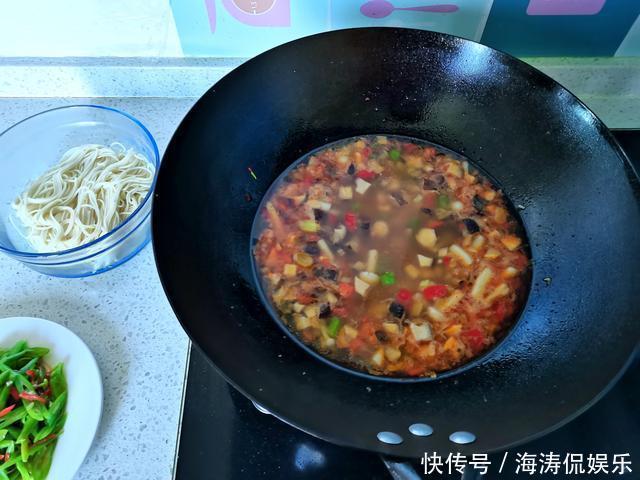 满意|一个女人最省事晚餐,简单一炒一煮几分钟上桌,吃得满意舒服健康