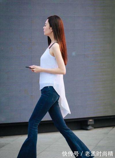 小姐妹们|不规则吊带搭深蓝喇叭裤,高冷气质,你能穿出这种女强人气势吗?