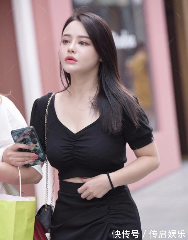 小姐姐 透明高跟鞋搭配V领黑色上下衣,“时尚感”出众,一般人学不来