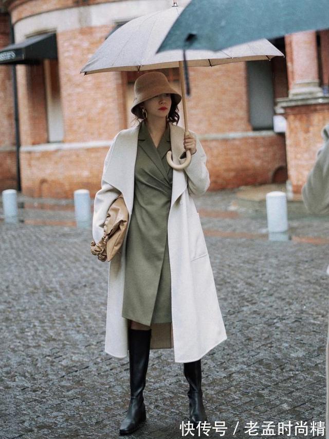 冬天|冬天穿“长大衣+连衣裙”,优雅高级,这才是中年女人该有的打扮
