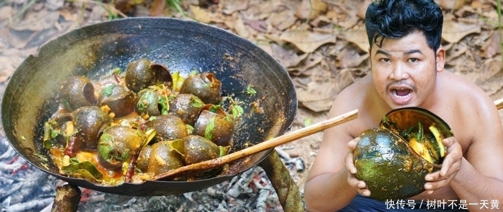 越南人野外烹饪美味大田螺,一次吃5斤蒜蓉田螺,你敢吃吗?