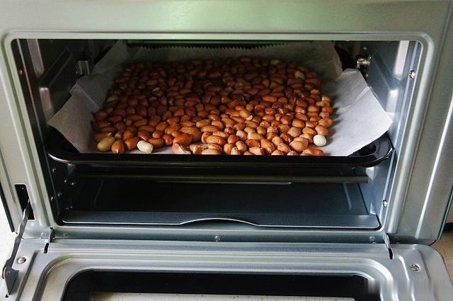 天热花生米别油炸了,10分钟搞定,嘎嘣脆,好吃又健康