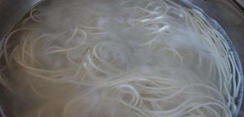 下锅的时机|煮面条时,很多人沸水下锅,难怪煮出来的面条没有口感