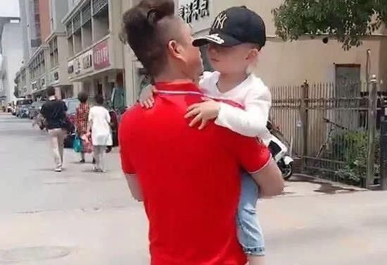 年轻|“帅气”姥爷火了,出门带娃溜达引关注,网友:这明明是父子俩